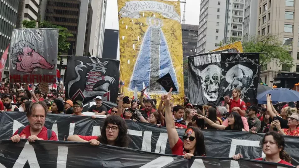 Imagens de Nossa Senhora e cartazes religiosos marcam ato pró-Lula na Paulista