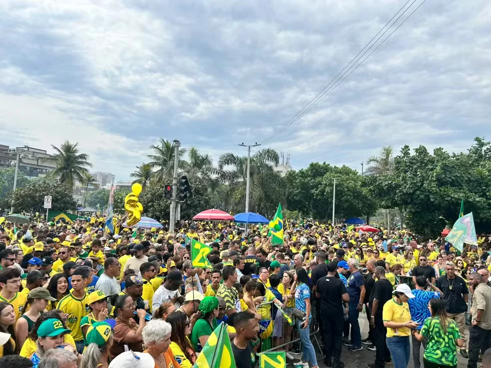 A presença de Flávio Bolsonaro na manifestação acontece após semanas de compromissos públicos, entrevistas e debates relacionados à disputa presidencial.