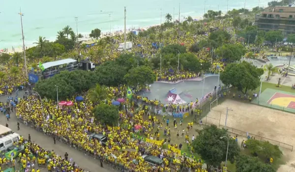Flávio Bolsonaro faz ato na Barra da Tijuca na véspera do segundo turno de 2026