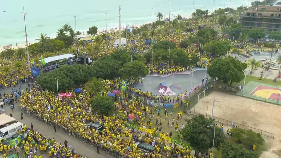 Flávio Bolsonaro faz ato na Barra da Tijuca na véspera do segundo turno de 2026