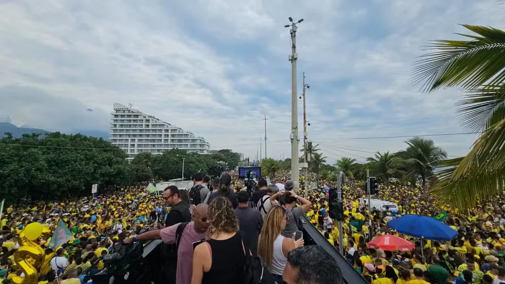 A legislação eleitoral permite a realização de caminhadas, passeatas e carreatas até as 22h deste sábado, véspera da eleição.