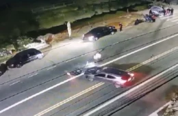 Motorista faz conversão irregular, atropela duas pessoas e foge em Guarulhos