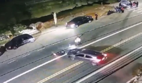 Motorista faz conversão irregular, atropela duas pessoas e foge em Guarulhos