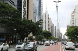 Boca de lobo explode e deixa três pessoas feridas na Avenida Paulista, em SP