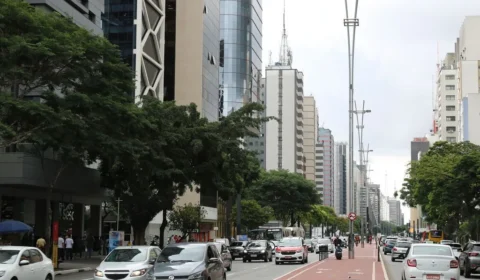 Boca de lobo explode e deixa três pessoas feridas na Avenida Paulista, em SP