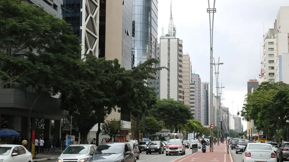 Boca de lobo explode e deixa três pessoas feridas na Avenida Paulista, em SP