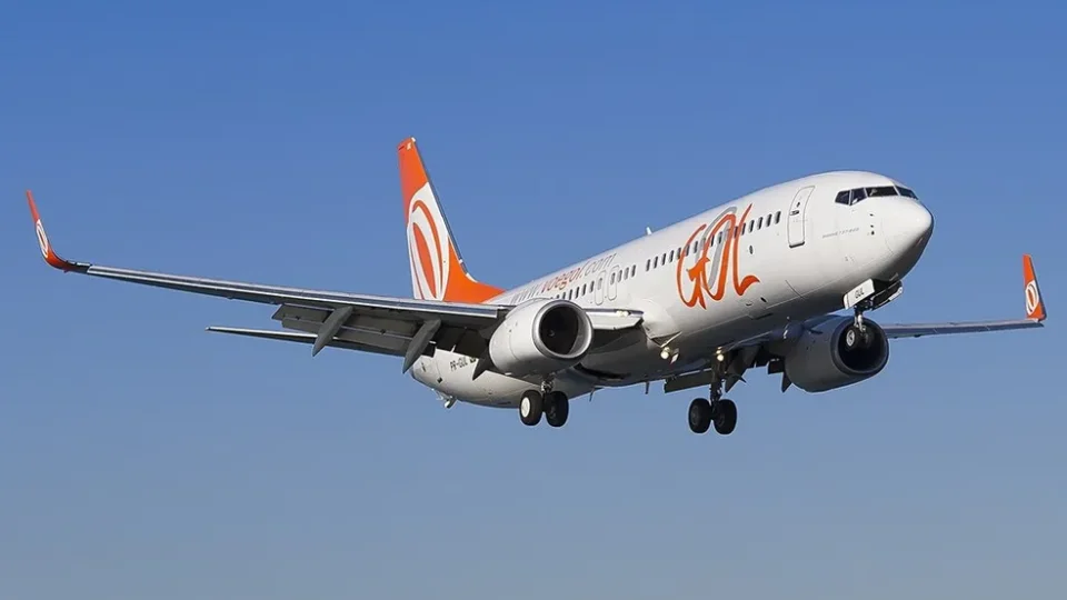 Avião com destino a Brasília retorna ao pátio em Congonhas, e três homens são presos