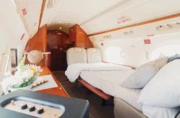 Jatinho usado por Flávio Bolsonaro tem camas e luxo; veja detalhes da aeronave