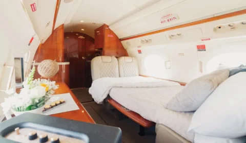 Jatinho usado por Flávio Bolsonaro tem camas e luxo; veja detalhes da aeronave