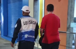 Homem com moto roubada tenta engolir carteira policial durante blitz da Lei Seca no Rio