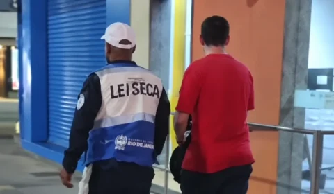 Homem com moto roubada tenta engolir carteira policial durante blitz da Lei Seca no Rio