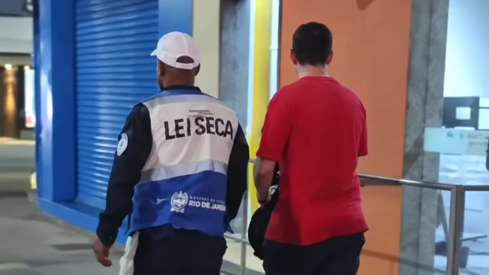 Homem com moto roubada tenta engolir carteira policial durante blitz da Lei Seca no Rio