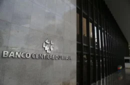 Número de brasileiros endividados de risco cresce 75% e chega a 20,3 milhões, diz BC