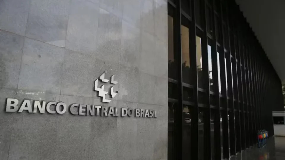Número de brasileiros endividados de risco cresce 75% e chega a 20,3 milhões, diz BC