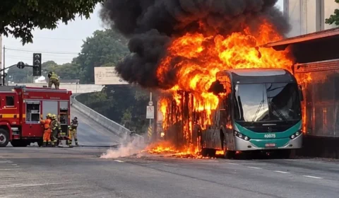 VÍDEO: Ônibus do Move pega fogo em BH e motorista resgata passageiros
