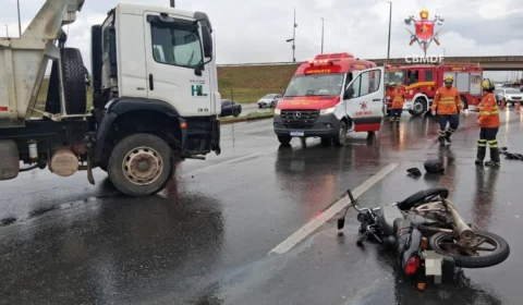 Motociclista fica ferido após bater em caminhão-caçamba na EPTG