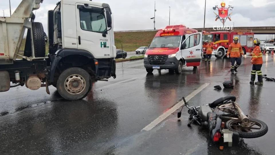 Motociclista fica ferido após bater em caminhão-caçamba na EPTG