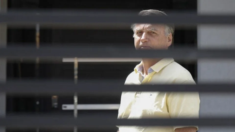 Bolsonaro pede ao STF liberação de visitas de Flávio antes do fim de suspensão