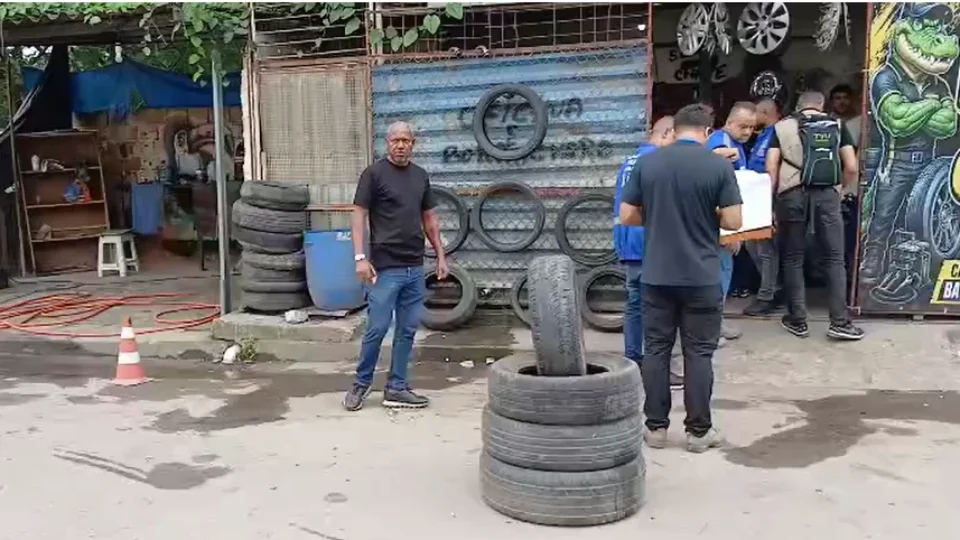 Operação encontra moto roubada e peças escondidas em ferros-velhos de Belford Roxo