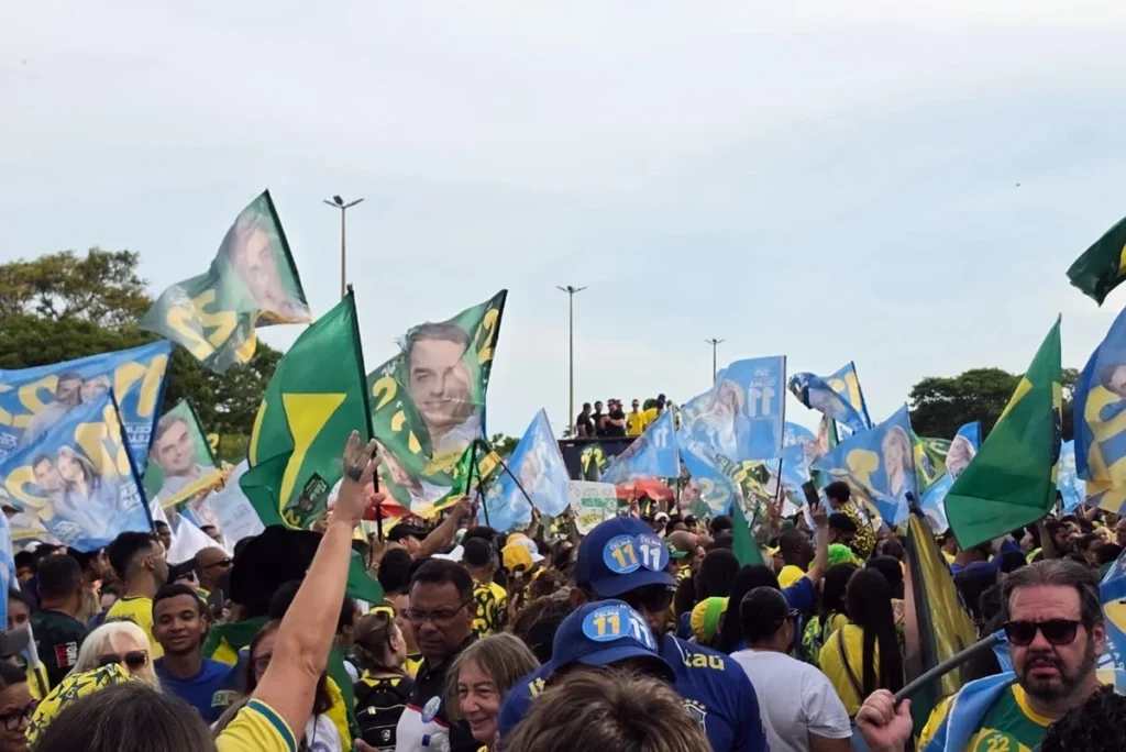 “Bloco do 11 e 22” marca o último ato de campanha do grupo antes do segundo turno; manifestação ocorre ao mesmo tempo que mobilização de Lula e Leandro Grass, no Museu Nacional.