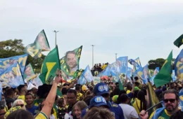 Apoiadores de Flávio Bolsonaro e Celina Leão se reúnem na Torre de TV