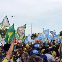 Apoiadores de Flávio Bolsonaro e Celina Leão se reúnem na Torre de TV