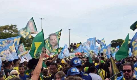 Apoiadores de Flávio Bolsonaro e Celina Leão se reúnem na Torre de TV