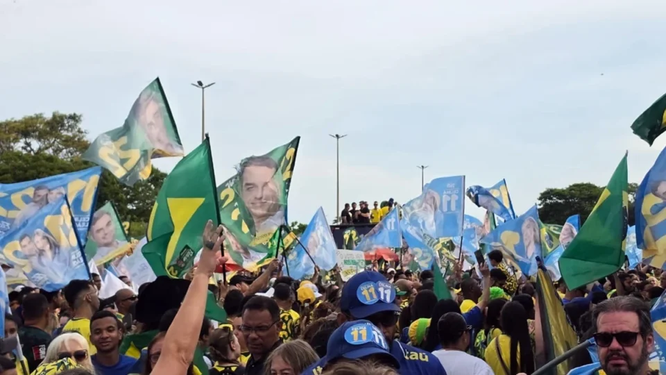 Apoiadores de Flávio Bolsonaro e Celina Leão se reúnem na Torre de TV