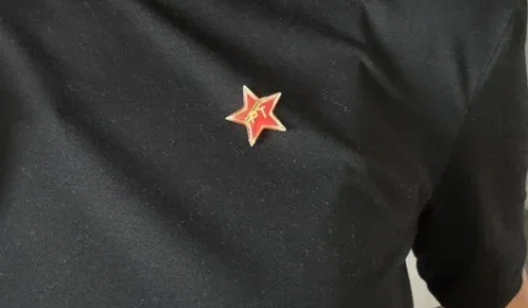 Eurodeputado polonês pede informações sobre brasileiras após foto com broche do PT