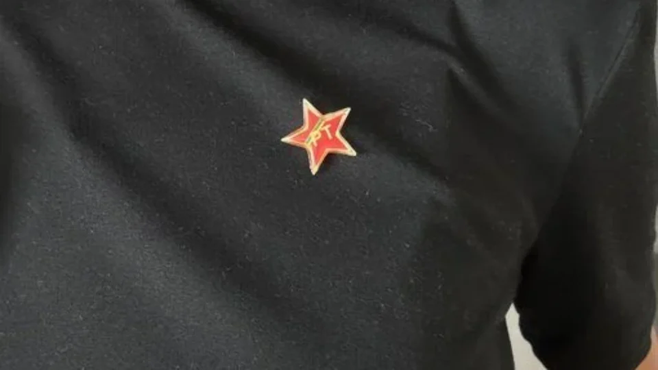 Eurodeputado polonês pede informações sobre brasileiras após foto com broche do PT