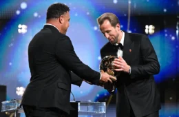 Harry Kane é eleito melhor jogador do mundo e conquista Bola de Ouro 2026