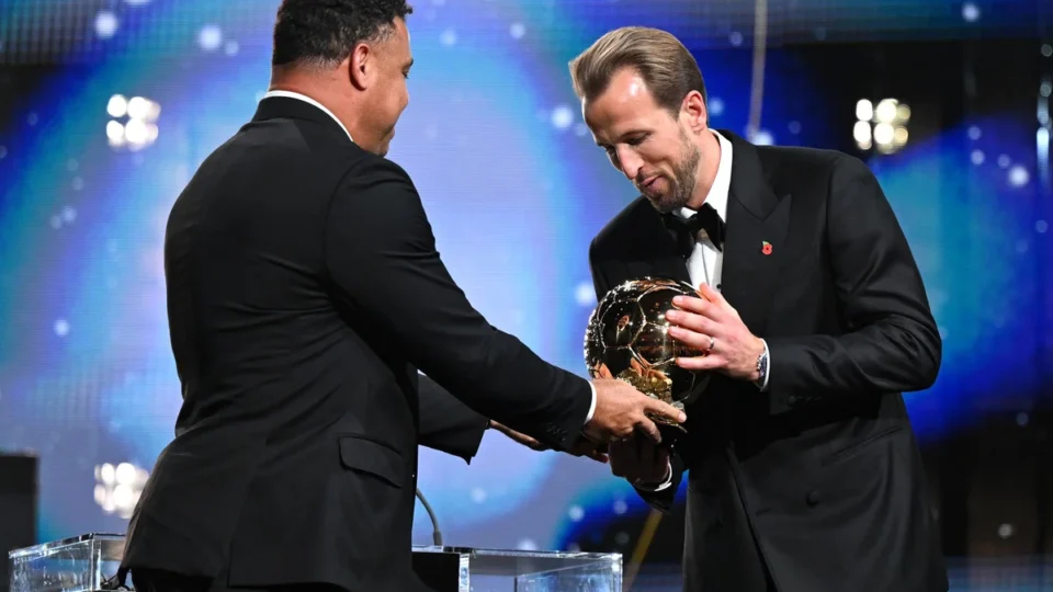 Harry Kane é eleito melhor jogador do mundo e conquista Bola de Ouro 2026