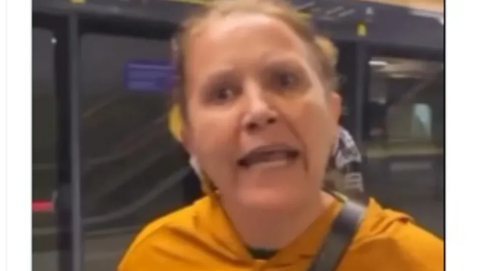 Polícia identifica bolsonarista que fez ataques racistas contra estudante no metrô de SP