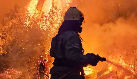 Governo envia reforço militar e mais cinco aeronaves para combater incêndios no Amazonas