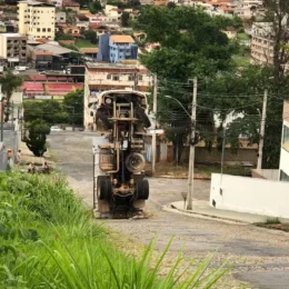 VÍDEO: Caminhão não consegue subir morro, tomba e fica em pé no meio da rua