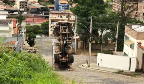 VÍDEO: Caminhão não consegue subir morro, tomba e fica em pé no meio da rua