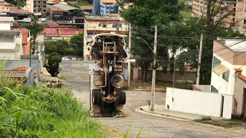 VÍDEO: Caminhão não consegue subir morro, tomba e fica em pé no meio da rua