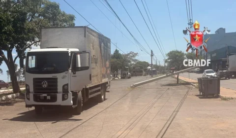 Caminhão bate em poste e derruba outros três na DF-250, no Itapoã