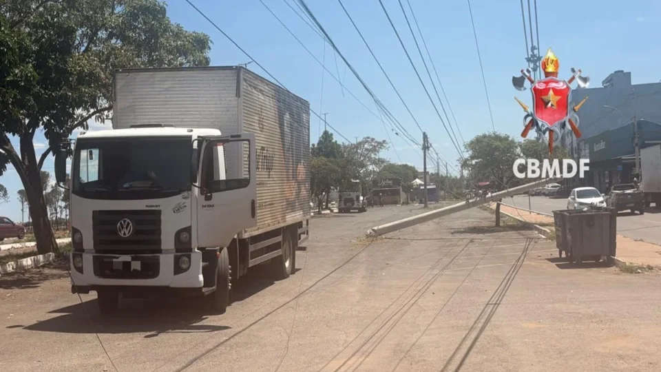 Caminhão bate em poste e derruba outros três na DF-250, no Itapoã