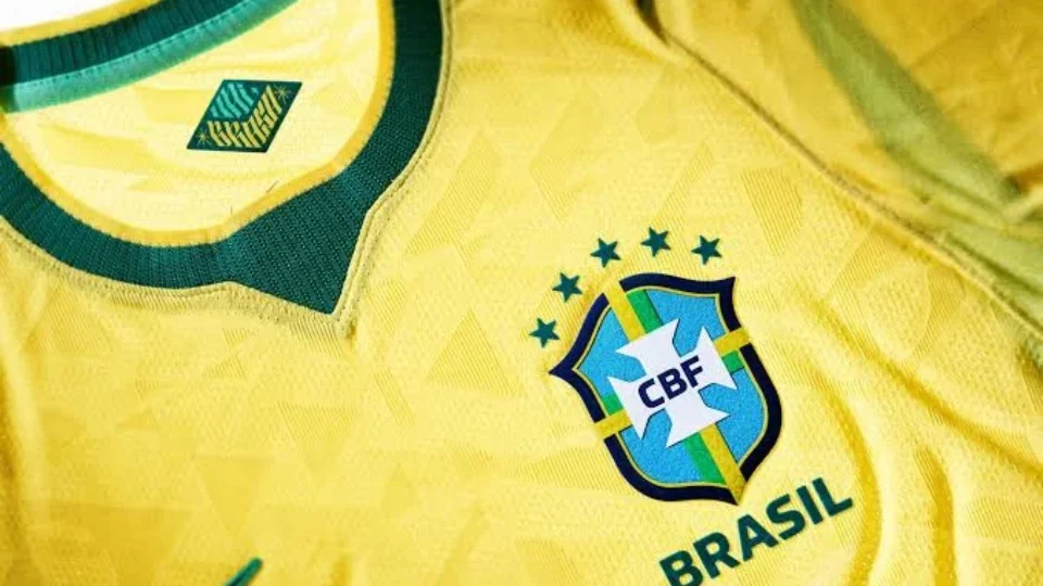 Mercado obriga funcionários a trocar uniforme vermelho por camisa da Seleção em MG