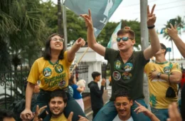 Funks de direita entram no Top 50 do Spotify após derrota de Flávio Bolsonaro