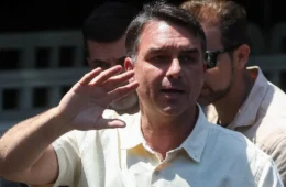 Flávio Bolsonaro visita o pai após 90 dias de restrição imposta pelo STF