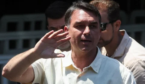 Flávio Bolsonaro visita o pai após 90 dias de restrição imposta pelo STF