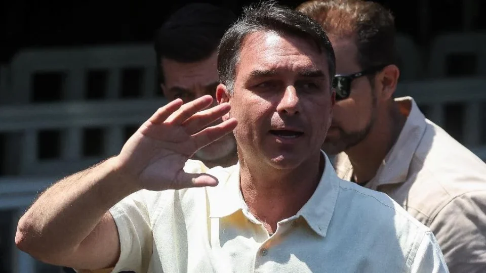 Flávio Bolsonaro visita o pai após 90 dias de restrição imposta pelo STF