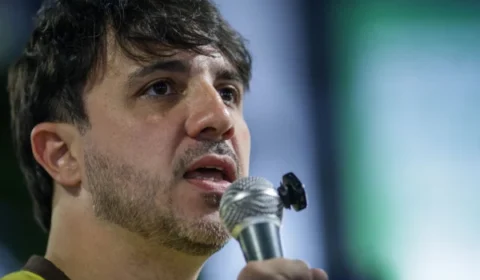 Renan Santos publica mensagem cifrada com número 13 e provoca especulações sobre Lula