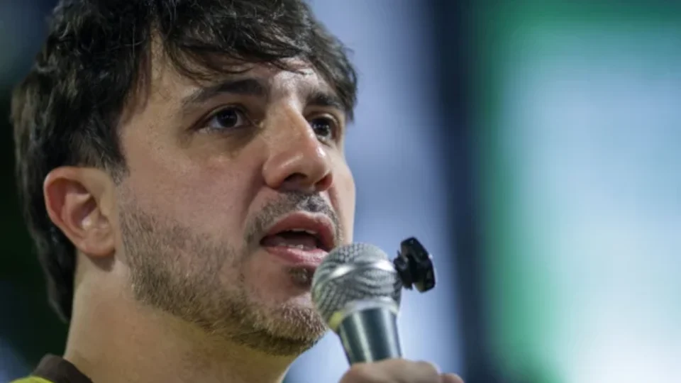 Renan Santos publica mensagem cifrada com número 13 e provoca especulações sobre Lula