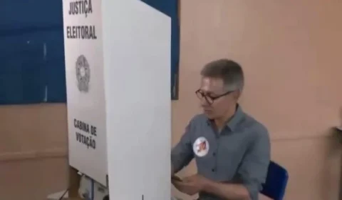 Zema diz que ninguém o alertou sobre celular na cabine: “Entregava na hora”