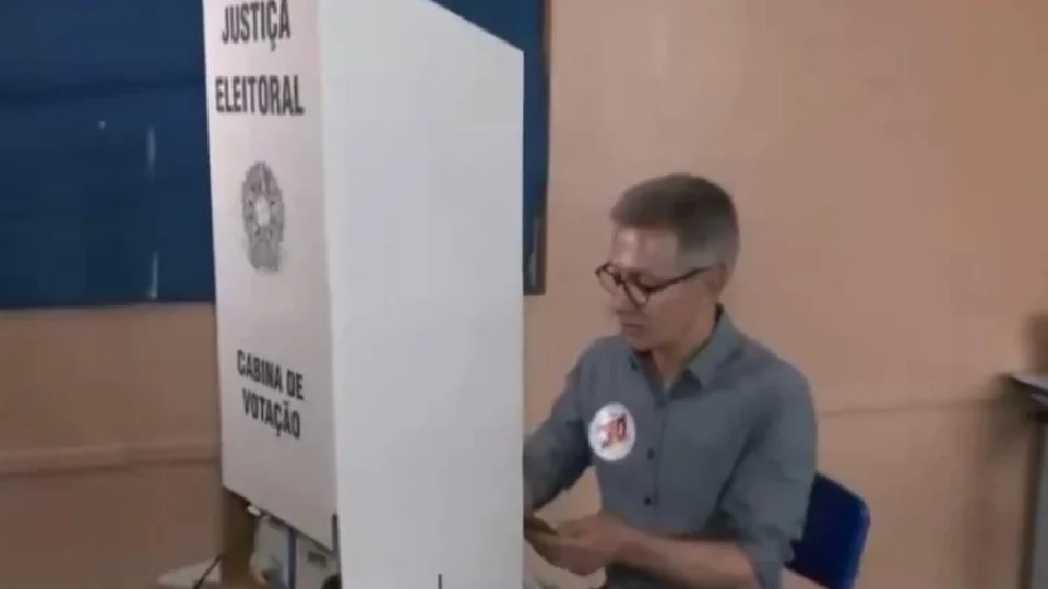Zema diz que ninguém o alertou sobre celular na cabine: “Entregava na hora”
