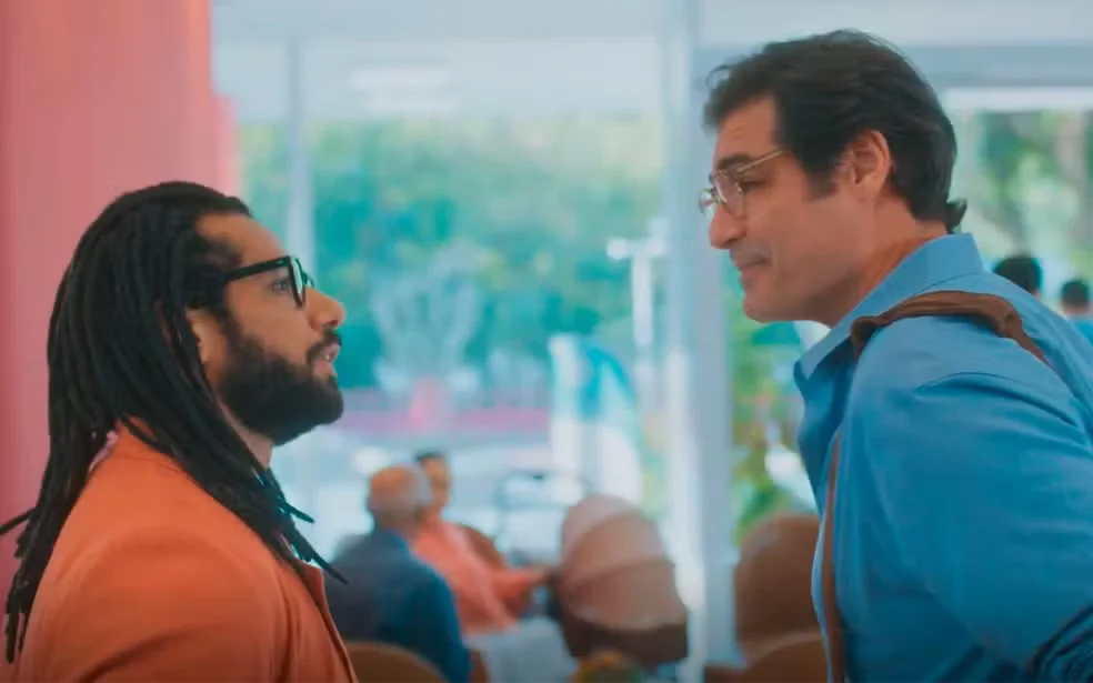 Lucas (Amaury Lorenzo) encontra Gabriel (Thiago Lacerda) na casa da Bela (Sheron Menezzes) em Por Você