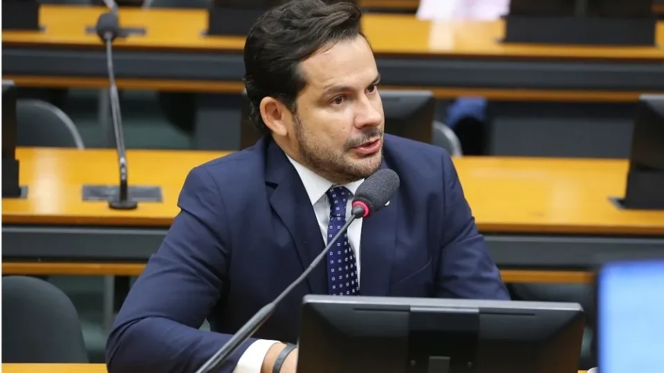 Alberto Neto anuncia intenção de disputar novamente a Prefeitura de Manaus em 2028